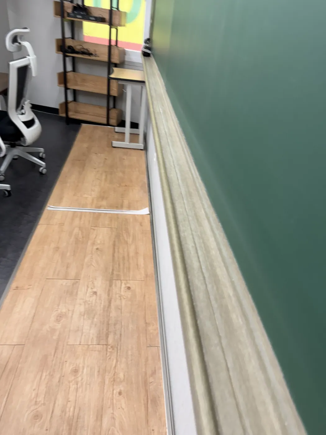 포항 남구 학원청소 시공 현장 — 좌석 사이 바닥