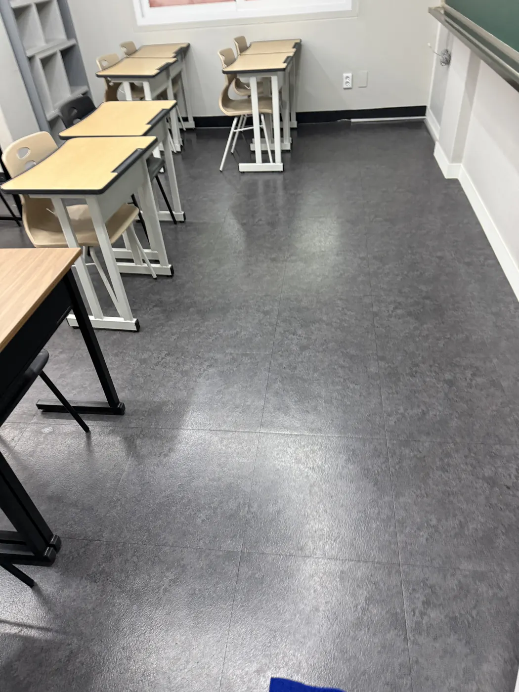 울진읍 학원청소 시공 현장 — 바닥 마감 상태