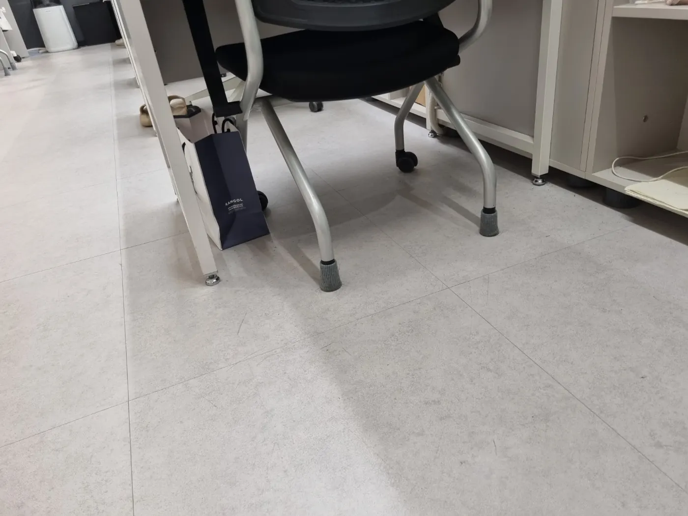 경북남부 학원청소 시공 현장 — 복도 바닥 관리