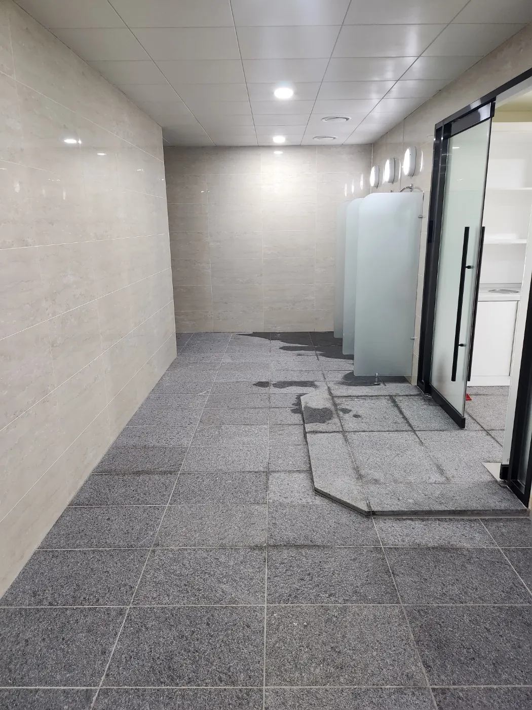 바닥 마감 상태 — 경북남부 목욕탕청소 현장