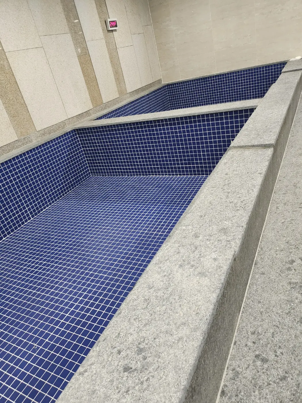 고령군 목욕탕청소 시공 현장 — 탕 내부 세정