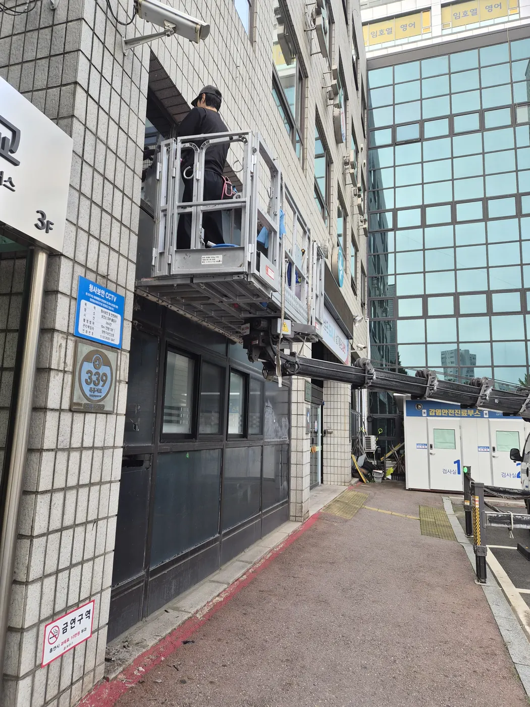 외부 유리 세정 — 경북남부 외벽청소 현장