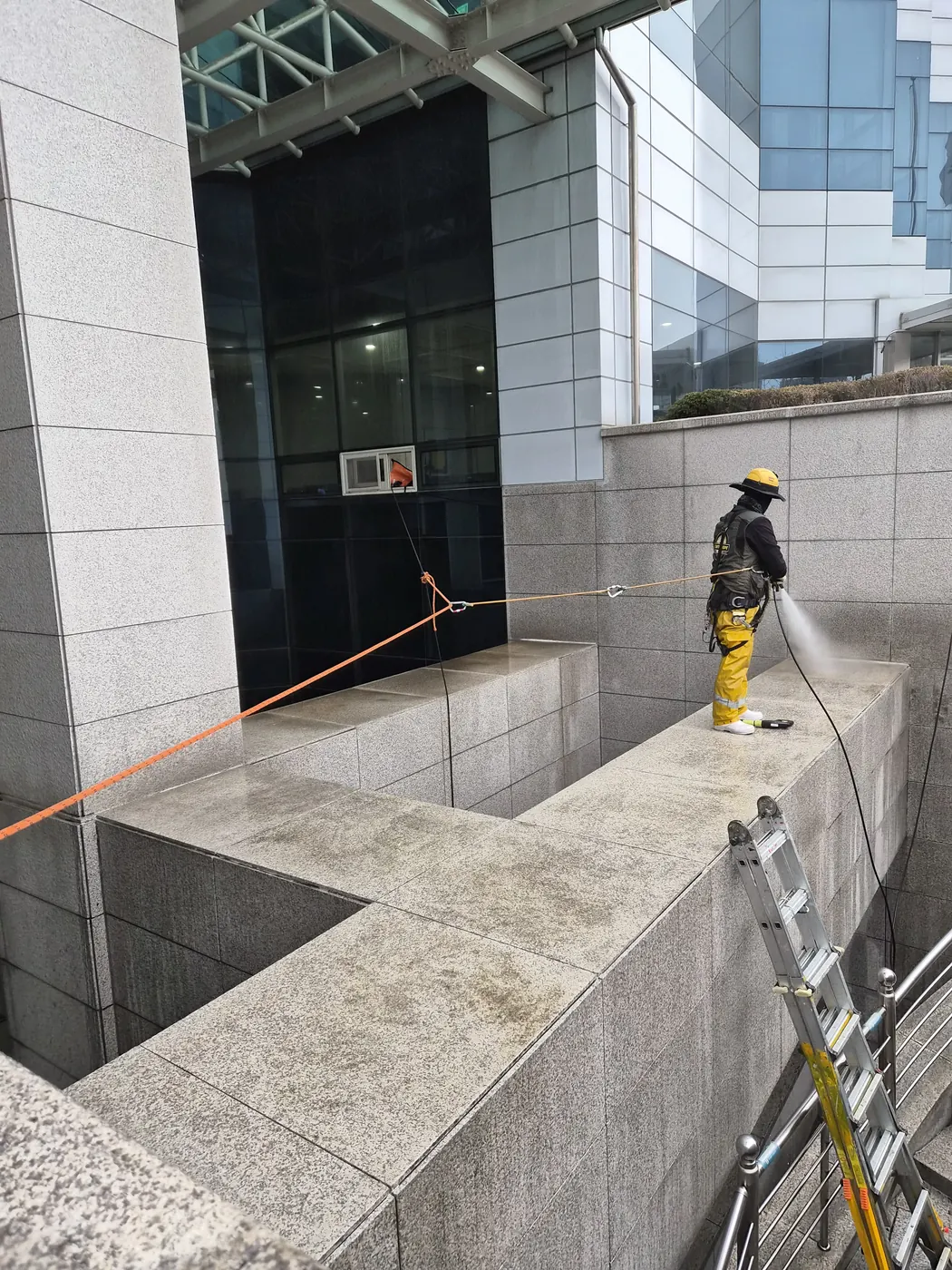 울진군 외벽청소 시공 현장 — 고압 세척