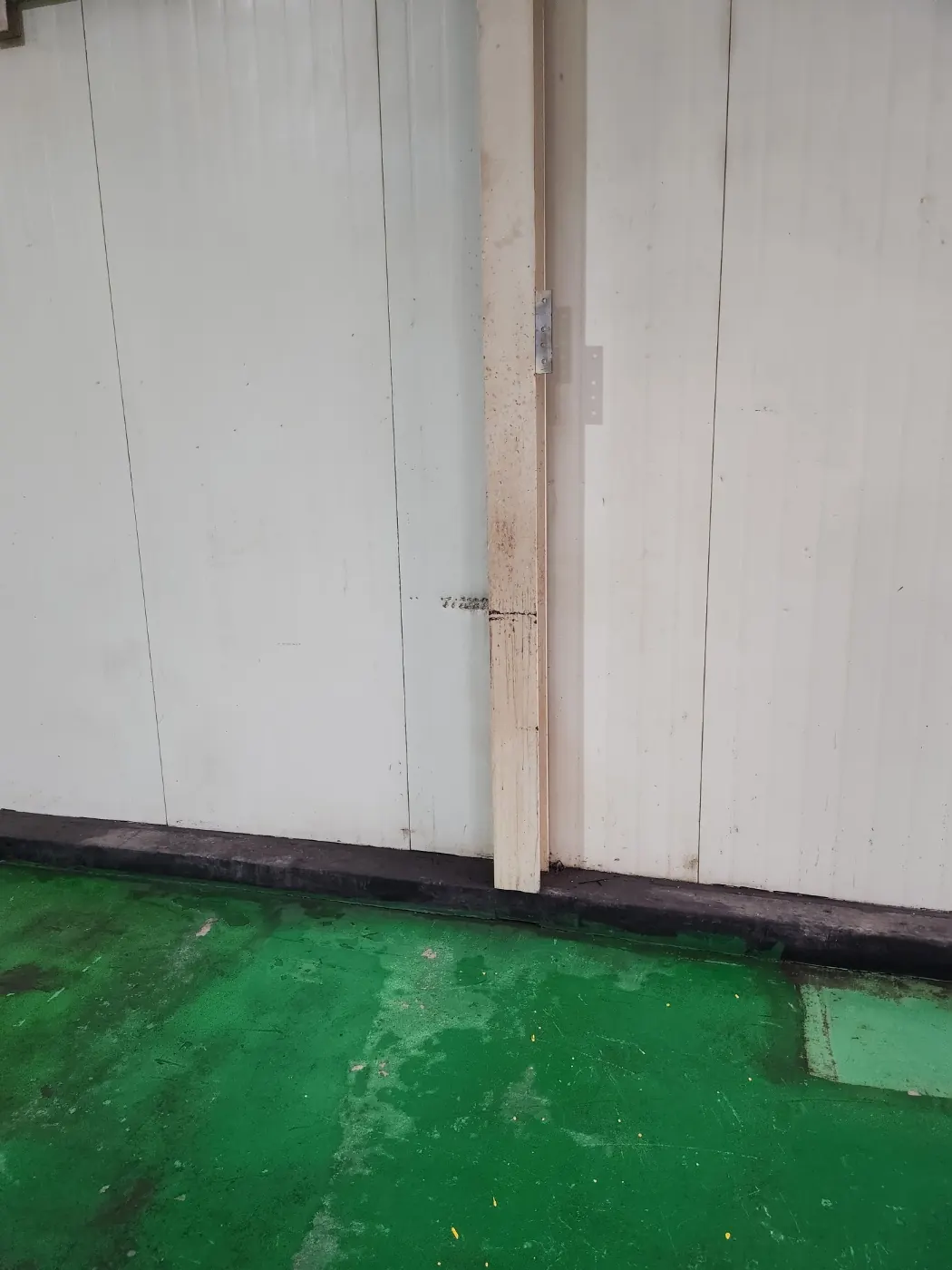 왜관읍 공장청소 시공 현장 — 바닥 마감 상태