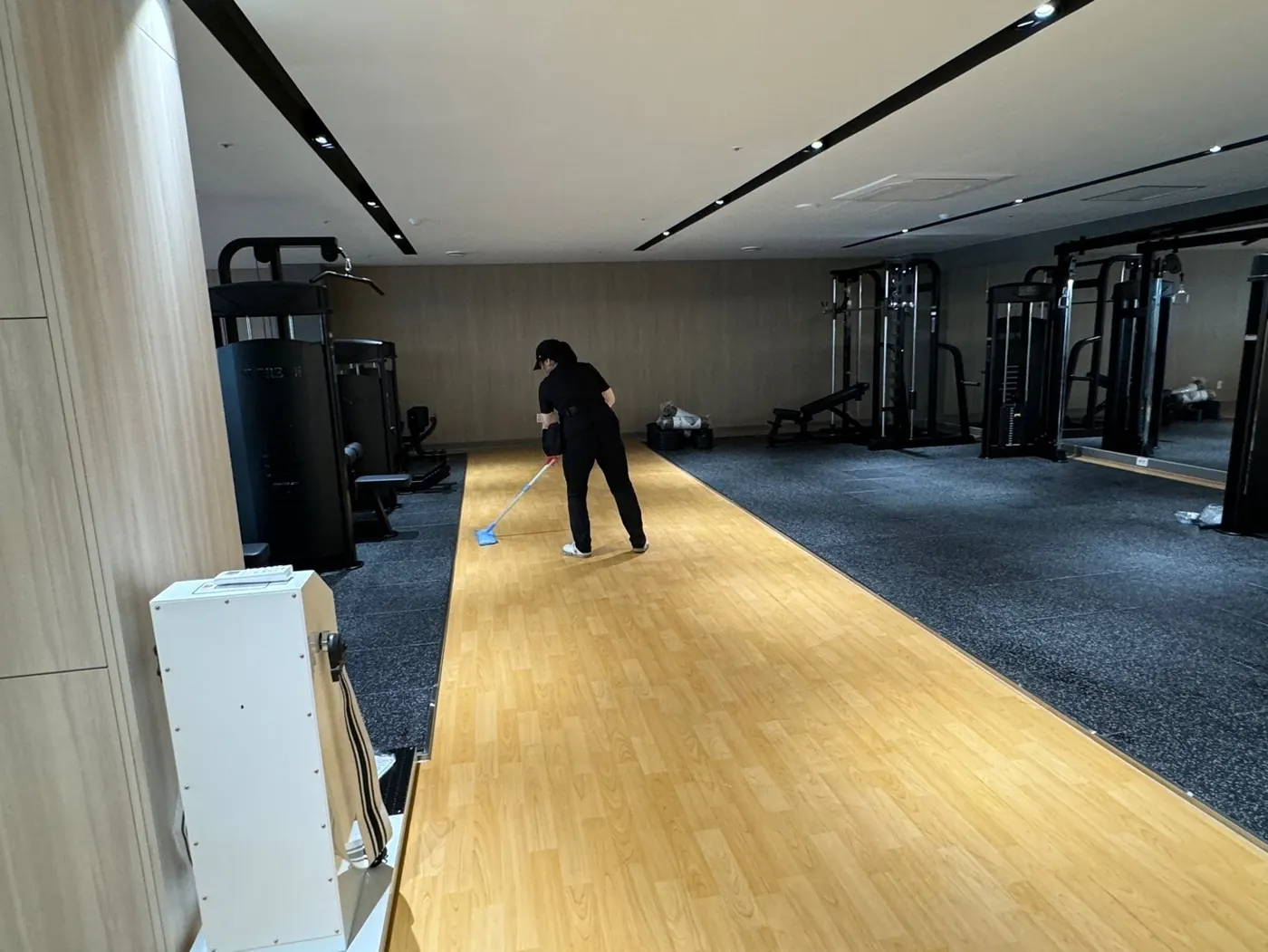 울진군 헬스장청소 시공 현장 — 바닥 관리