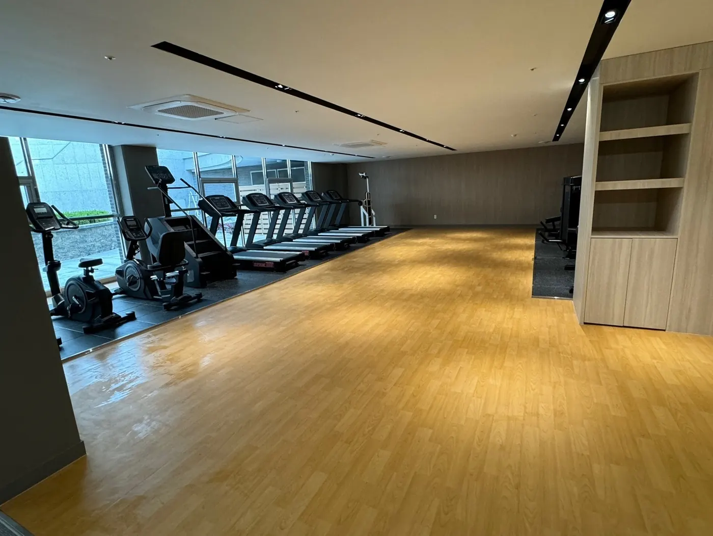 평해읍 헬스장청소 시공 현장 — 머신존 정리