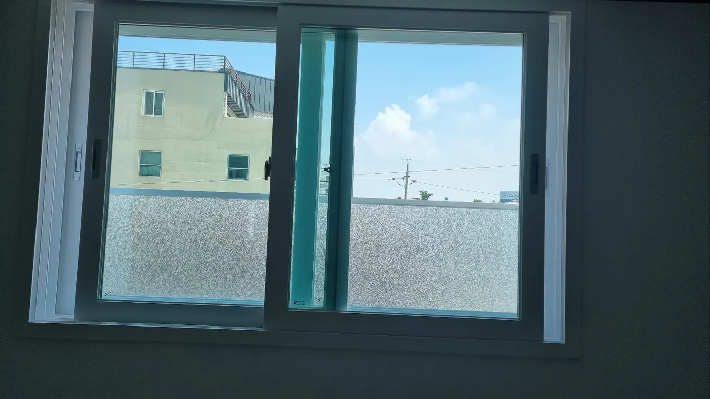 창틀 레일 청소 — 고아읍 입주청소 현장