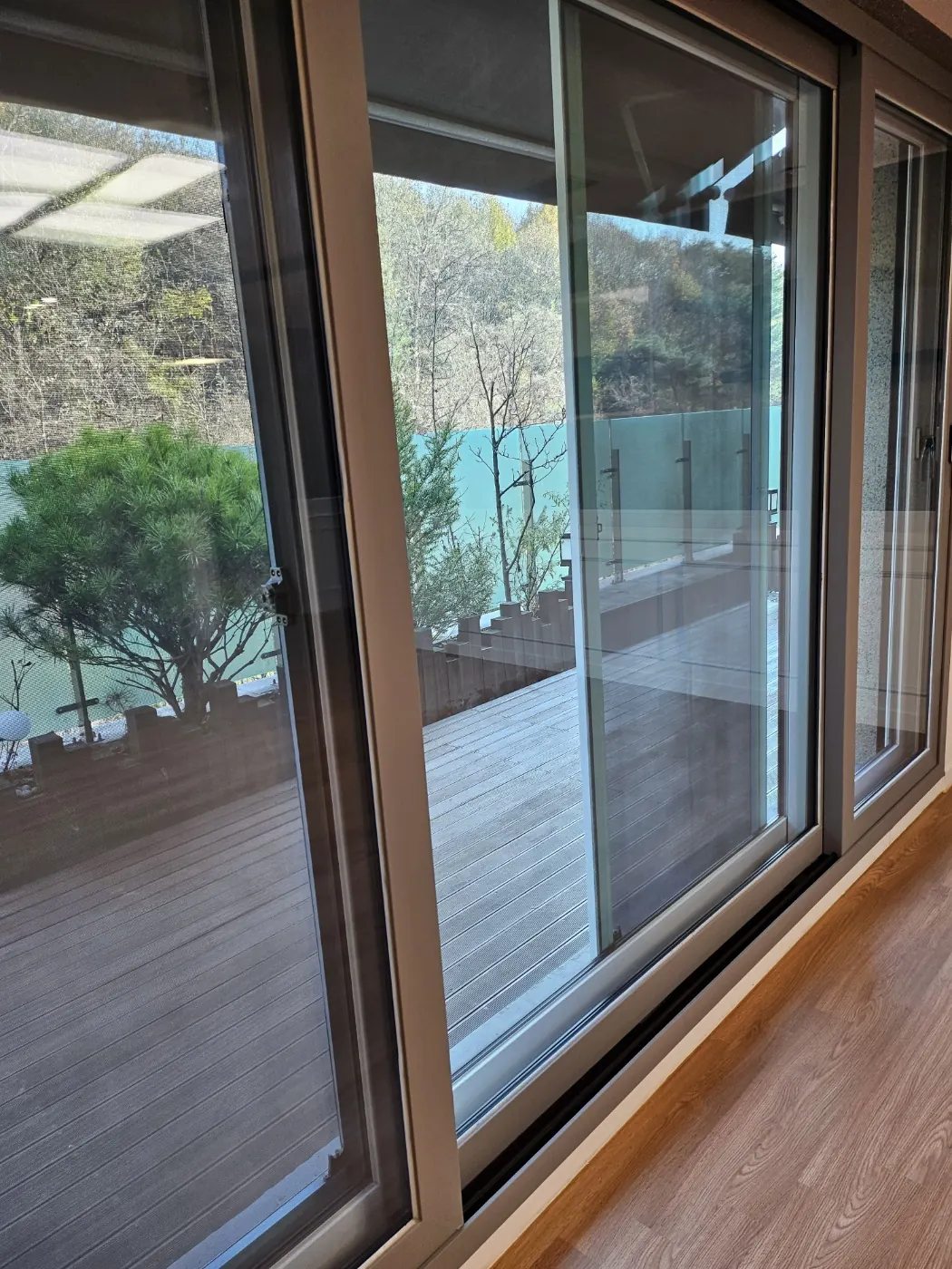 창틀 레일 청소 — 다수동 입주청소 현장