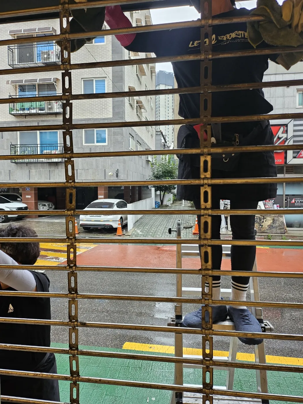 창호 마감 확인 — 금호읍 준공청소 현장