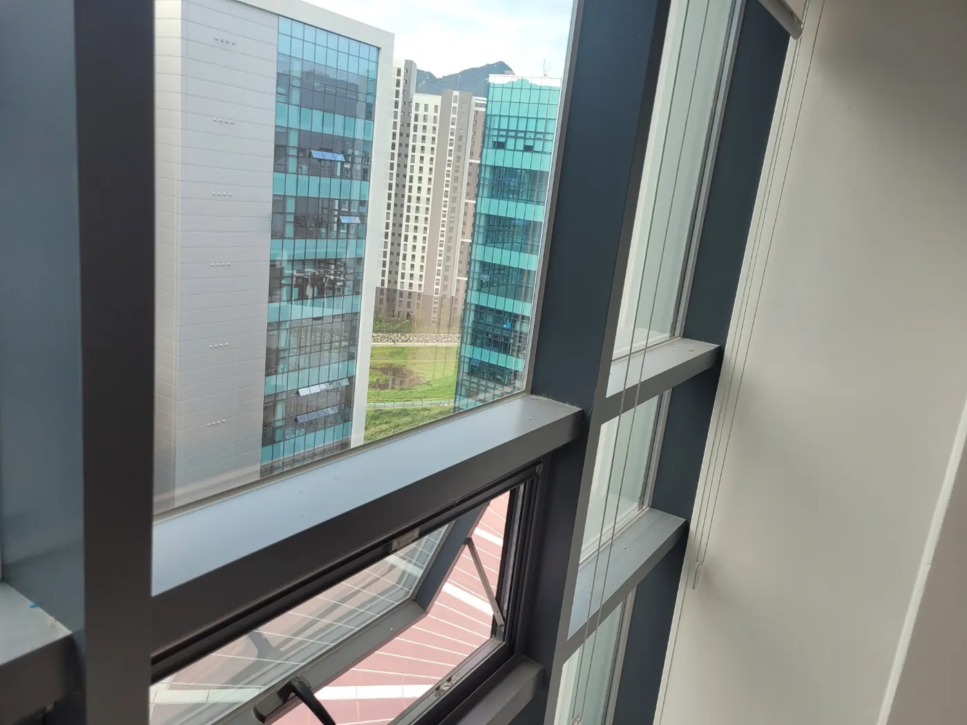 창호 프레임 마감 — 북삼읍 사무실청소 현장