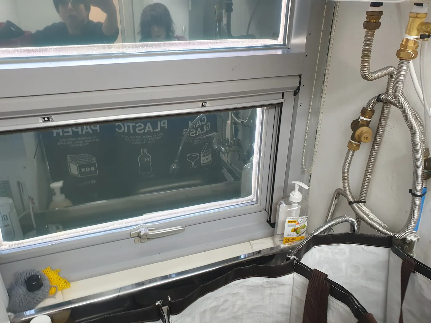 창틀·레일 청소 — 기산면 사무실청소 현장