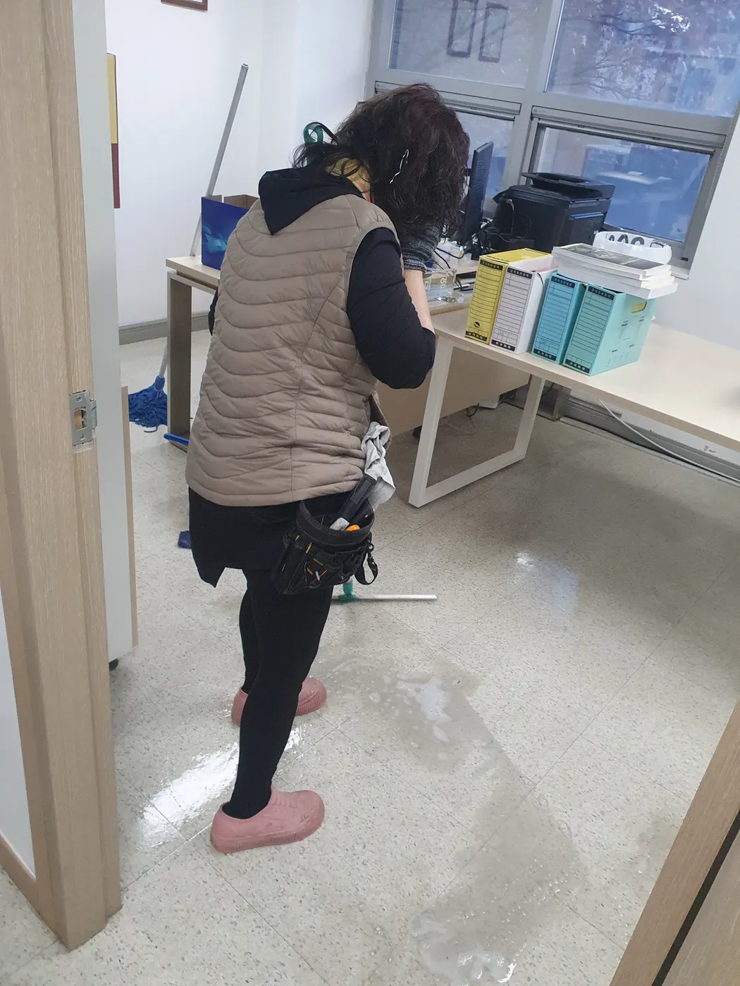 바닥 물걸레 마감 — 고령군 사무실청소 현장