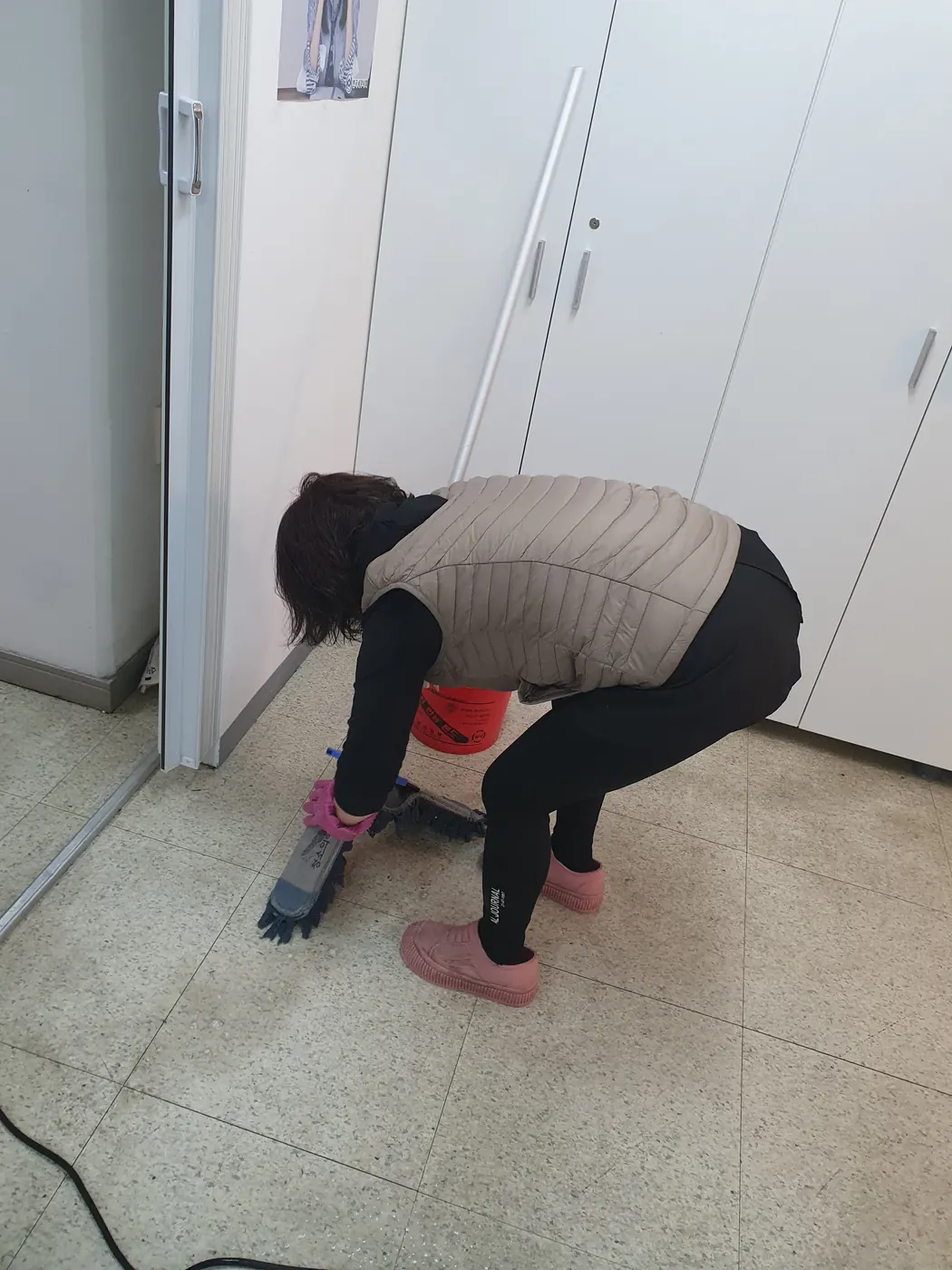 바닥 세정 진행 — 고아읍 사무실청소 현장