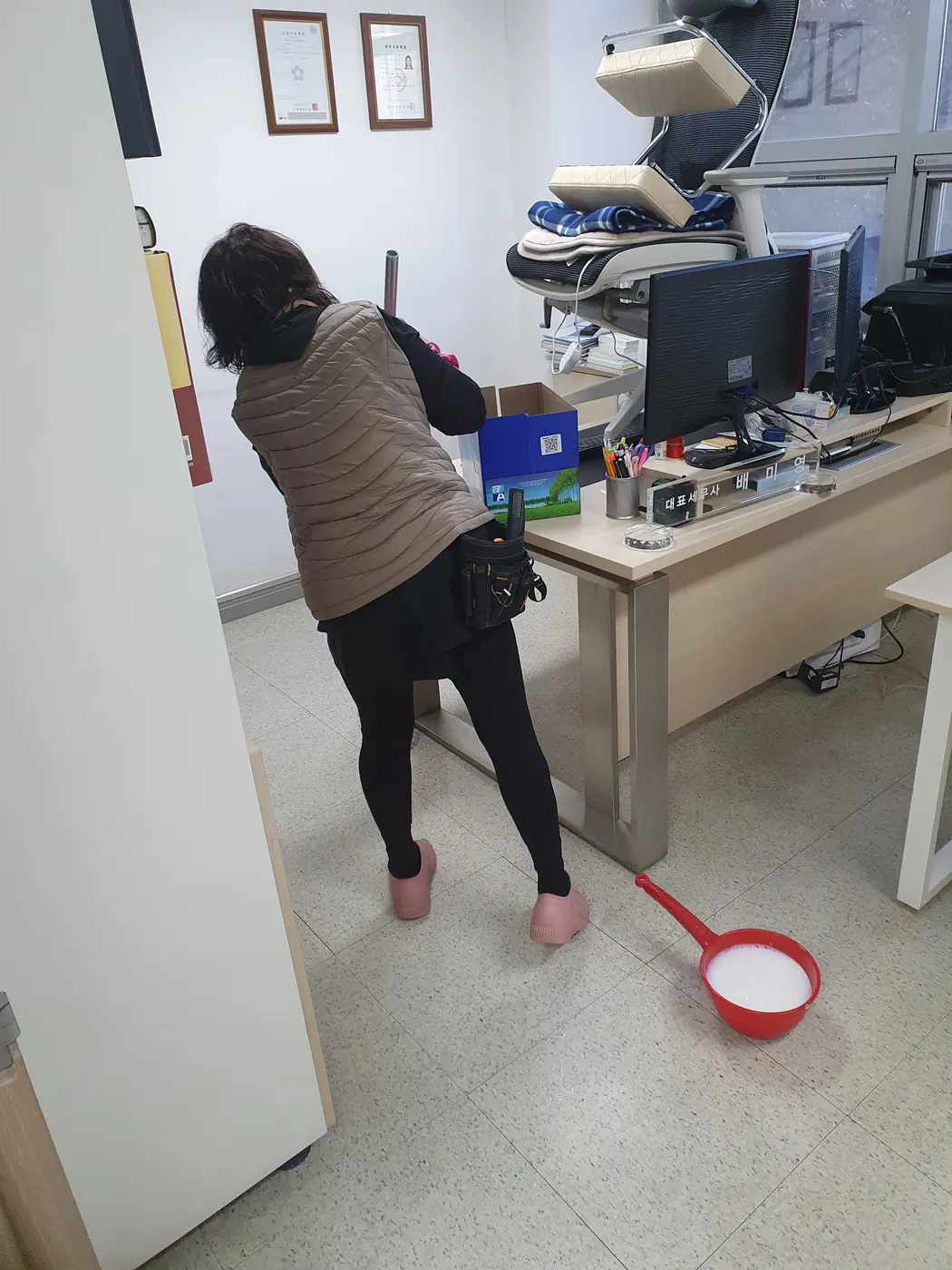 바닥 물걸레 마감 — 칠곡군 사무실청소 현장