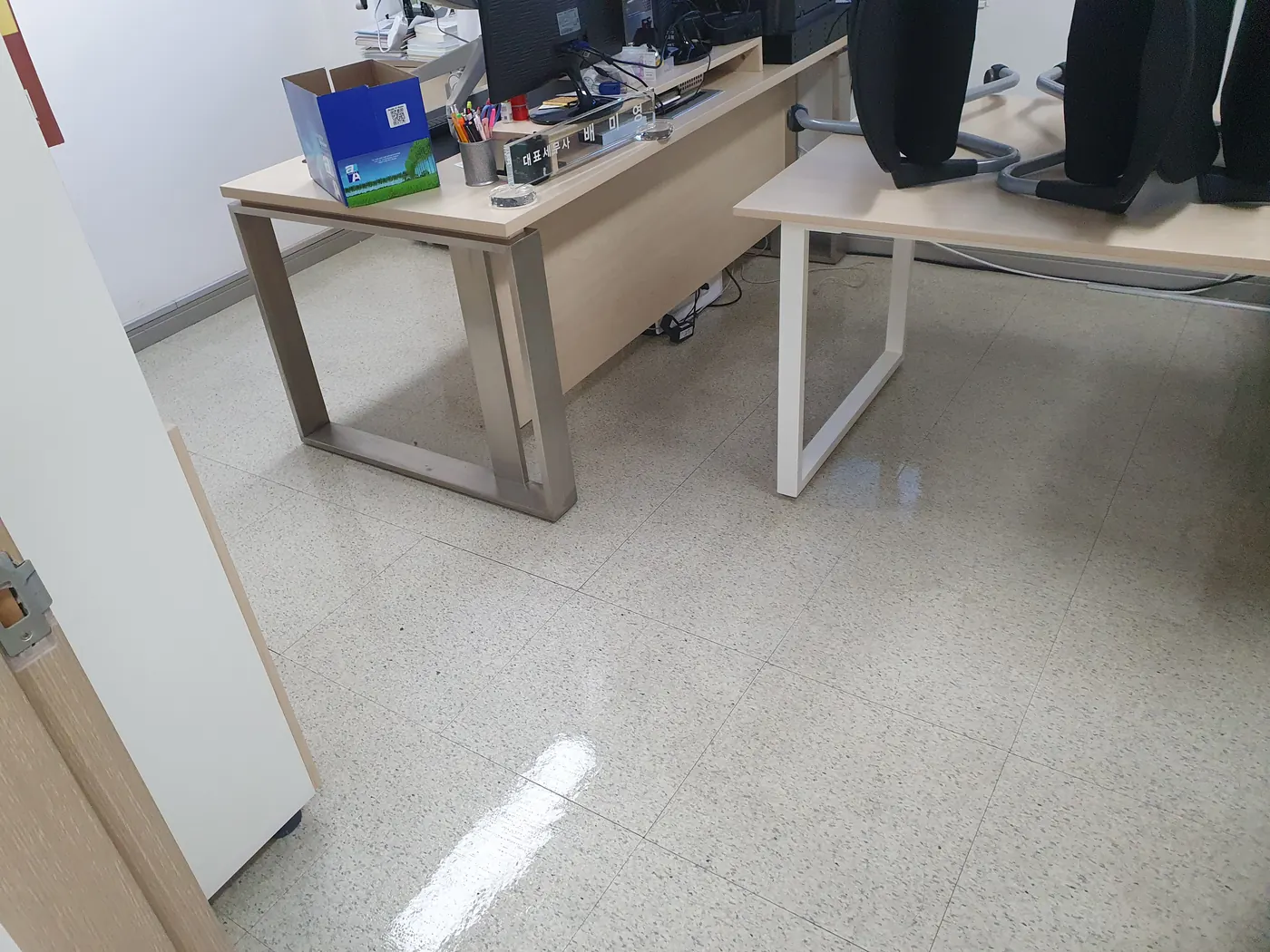 바닥 세정 진행 — 청도군 사무실청소 현장
