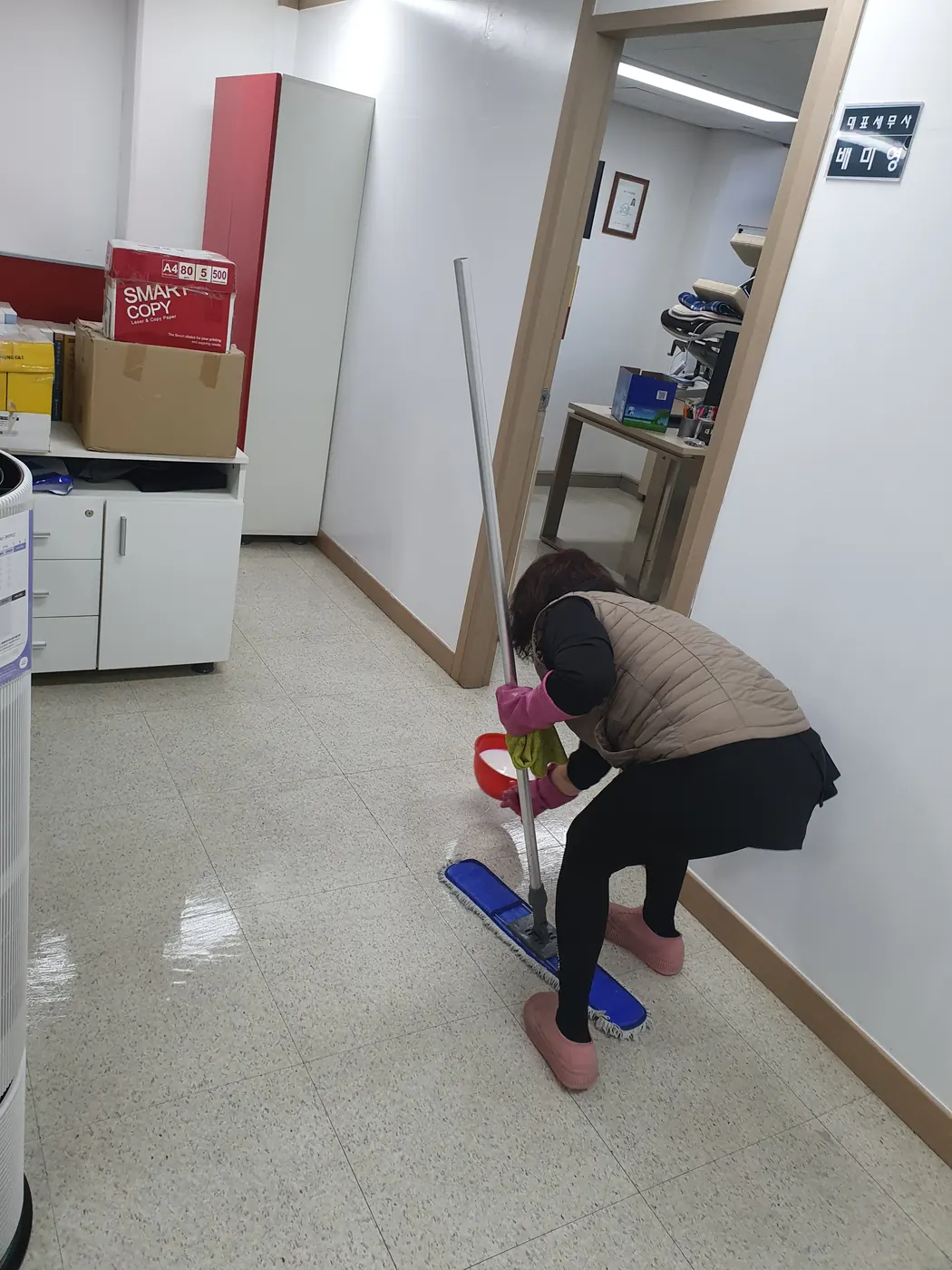 바닥 세정 진행 — 청도군 사무실청소 현장