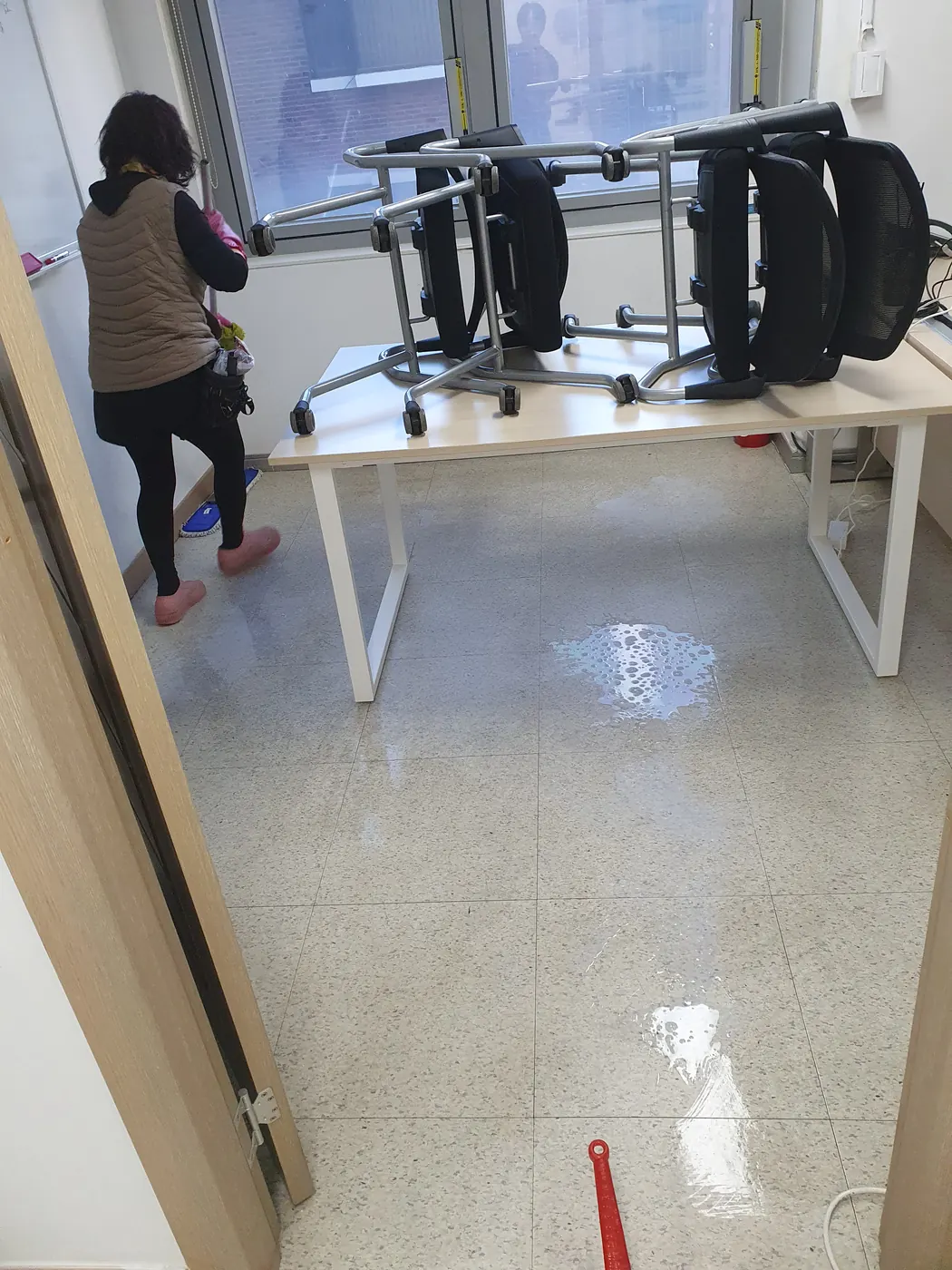 바닥 물걸레 마감 — 구미시 사무실청소 현장