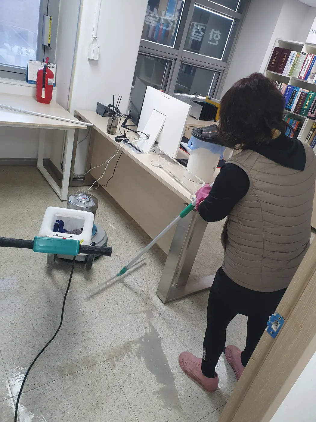 기계 세정 진행 — 경북남부 사무실청소 현장