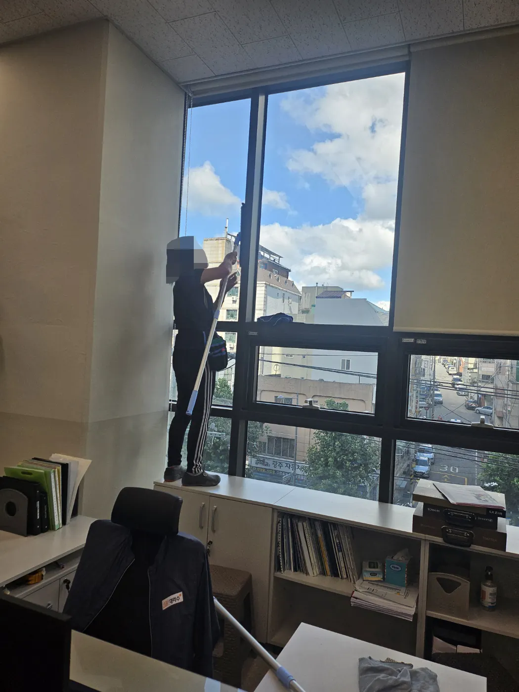 창호 청소 — 울릉읍 사무실청소 현장