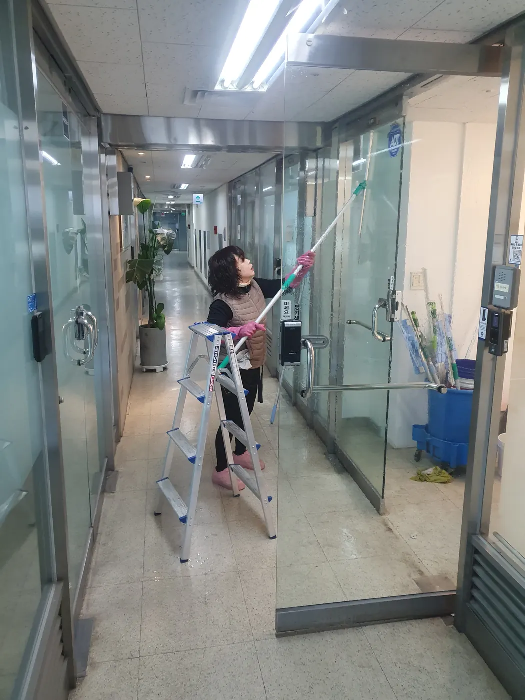 전면 유리 세정 — 건천읍 사무실청소 현장
