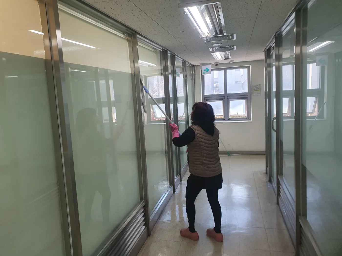 외부 유리 작업 — 북면 사무실청소 현장