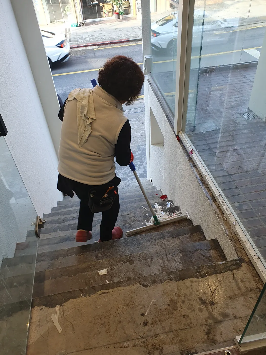 거의동 식당청소 시공 현장 — 바닥 마감 상태
