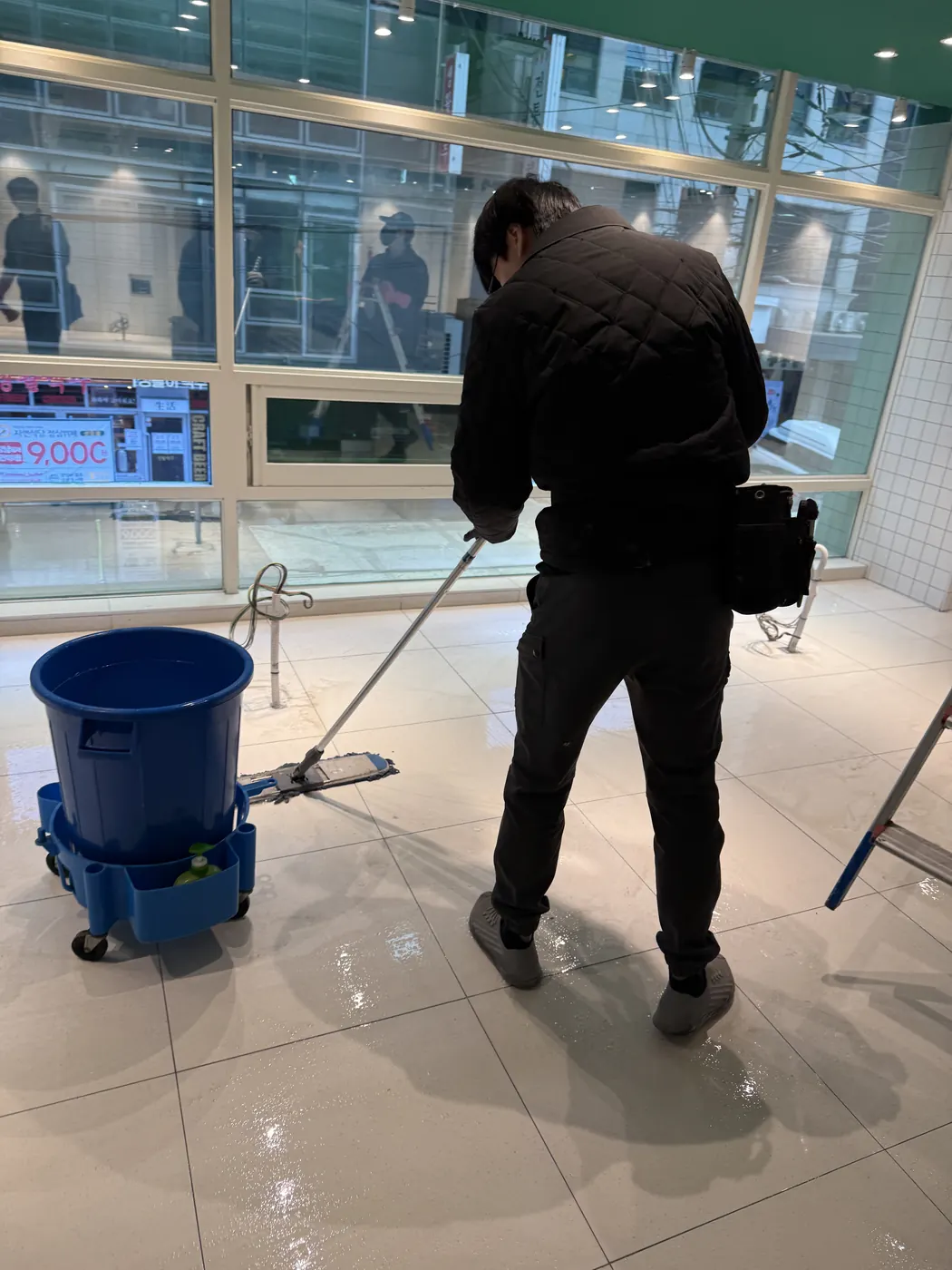 영천시 식당청소 시공 현장 — 바닥 마감 상태