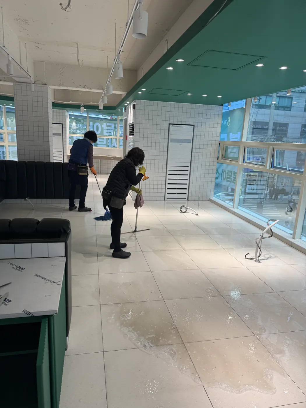도동 식당청소 시공 현장 — 바닥 마감 상태