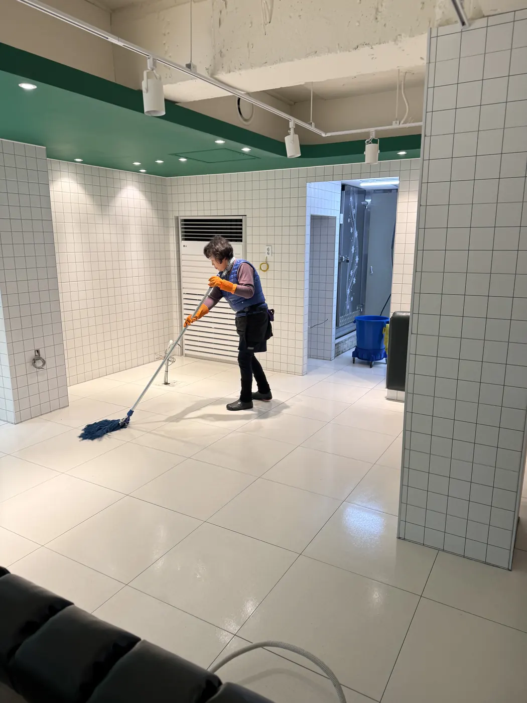 평해읍 식당청소 시공 현장 — 주방 바닥 세정