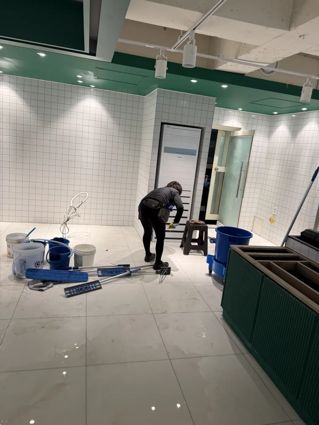 세정 진행 — 축산면 식당청소 현장