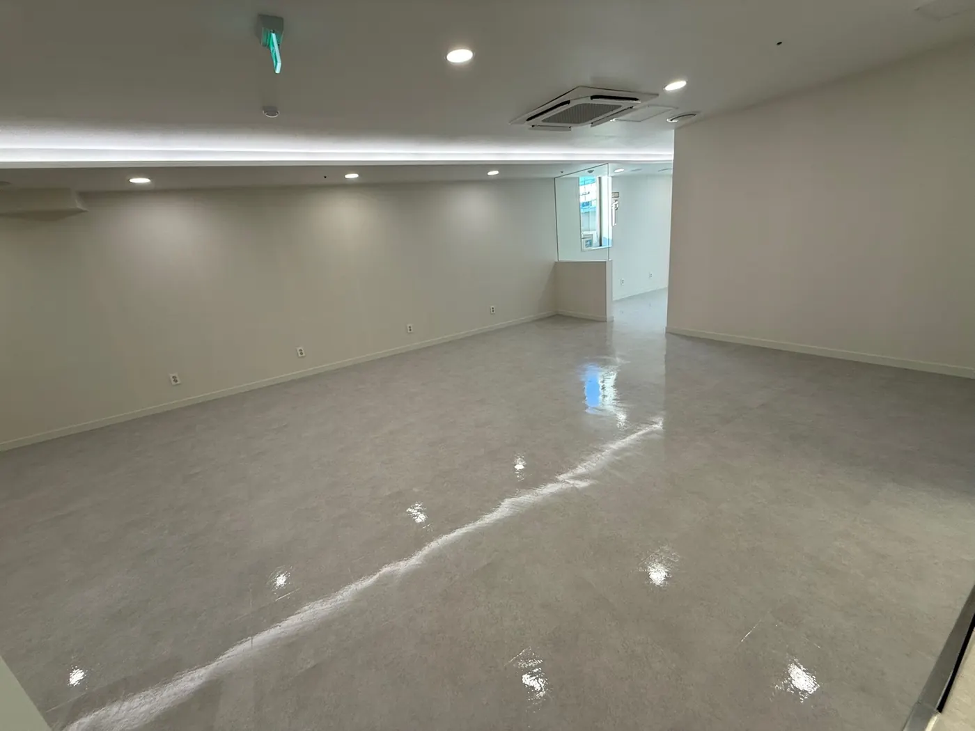 청도군 상가청소 시공 현장 — 바닥 마감 상태