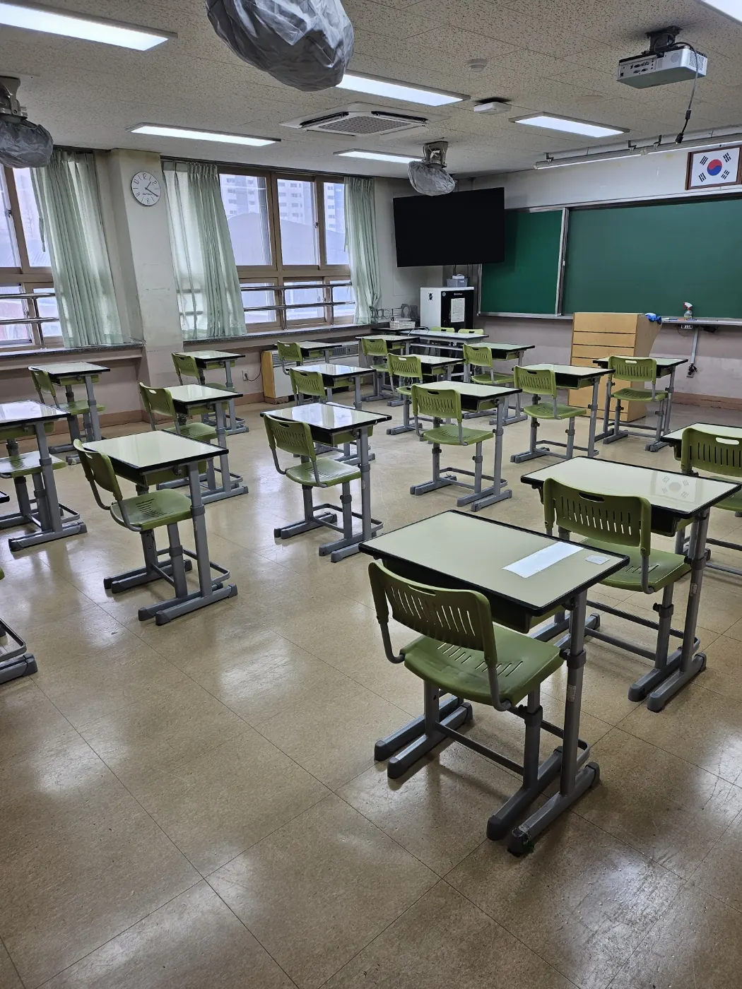 지천면 학교청소 시공 현장 — 교실 정리