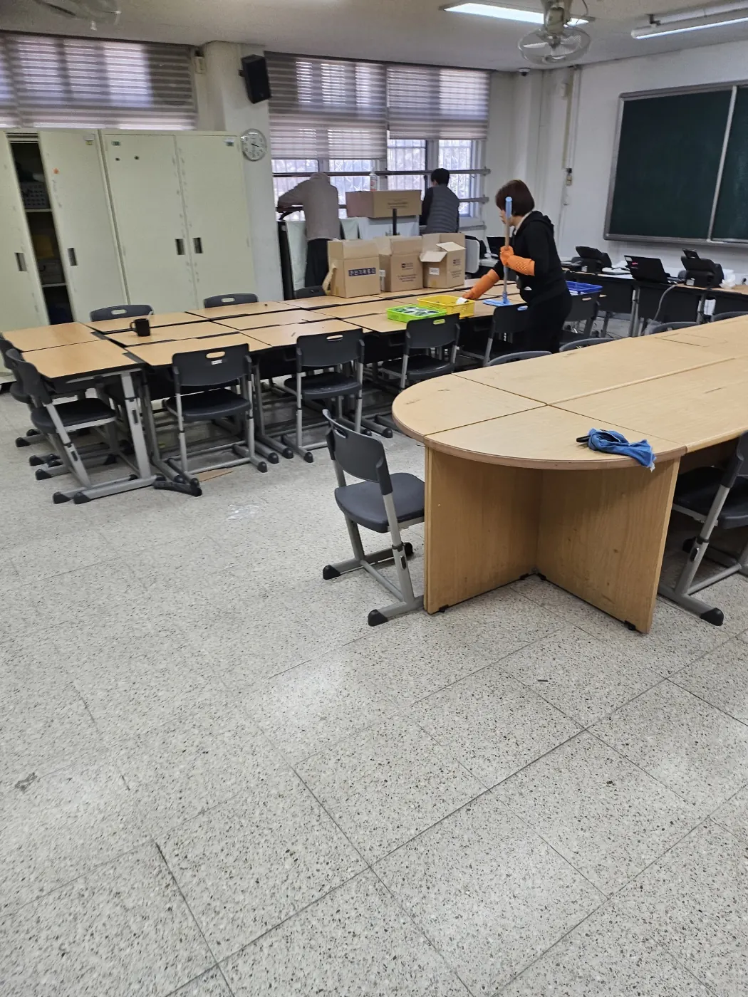 창수면 학교청소 시공 현장 — 교실 정리