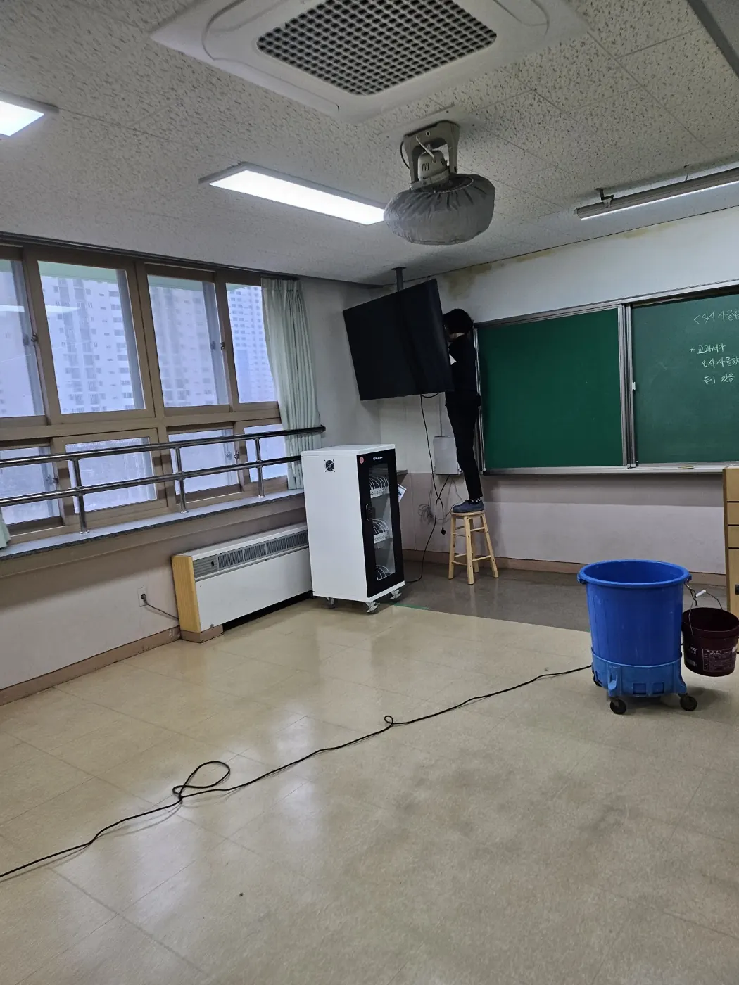 죽변면 학교청소 시공 현장 — 교실 정리