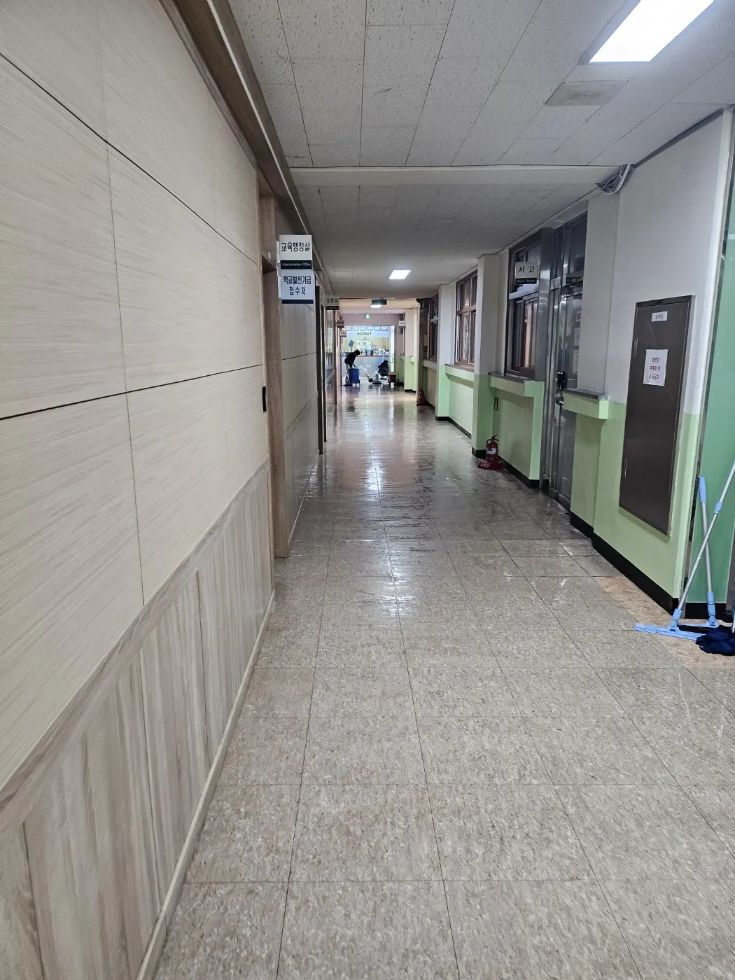 영덕군 학교청소 시공 현장 — 통로 정리