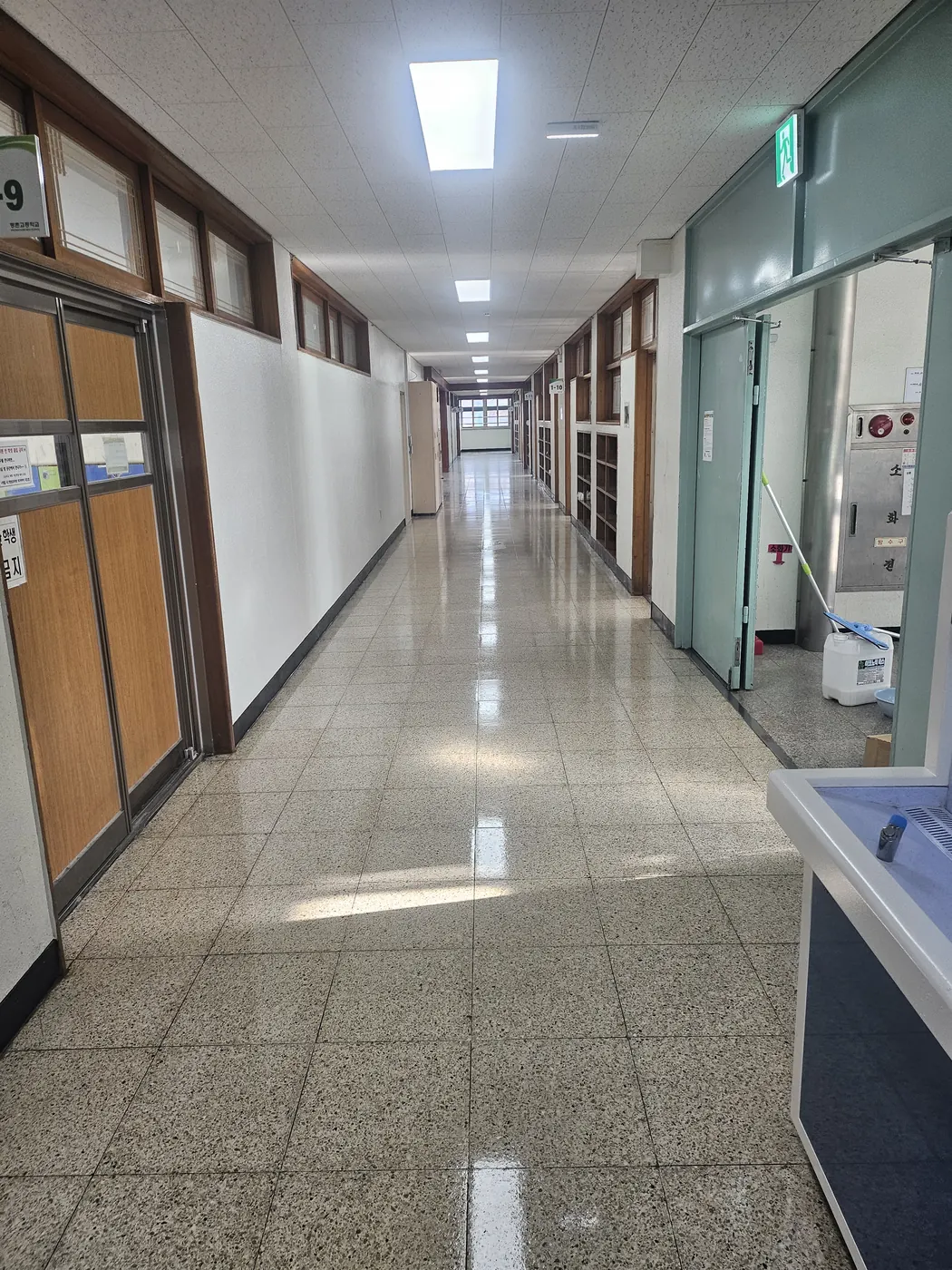 울진군 학교청소 시공 현장 — 통로 정리