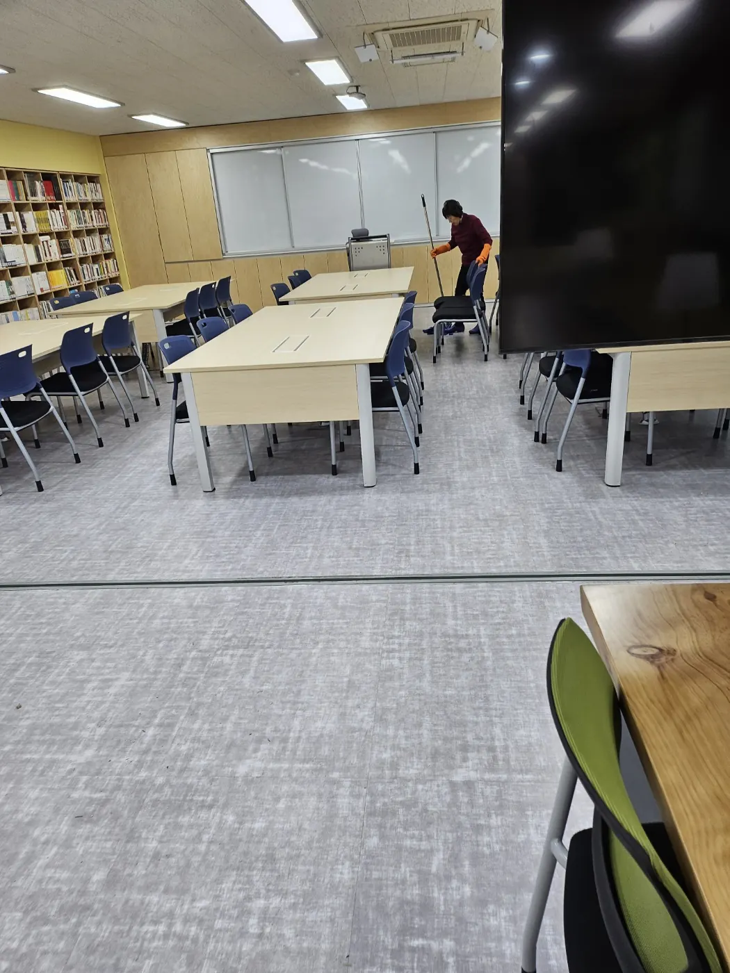 도서관 정리 — 포항시 학교청소 현장