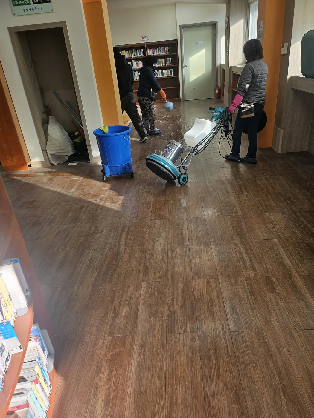 바닥 기계 세정 — 대광동 학교청소 현장