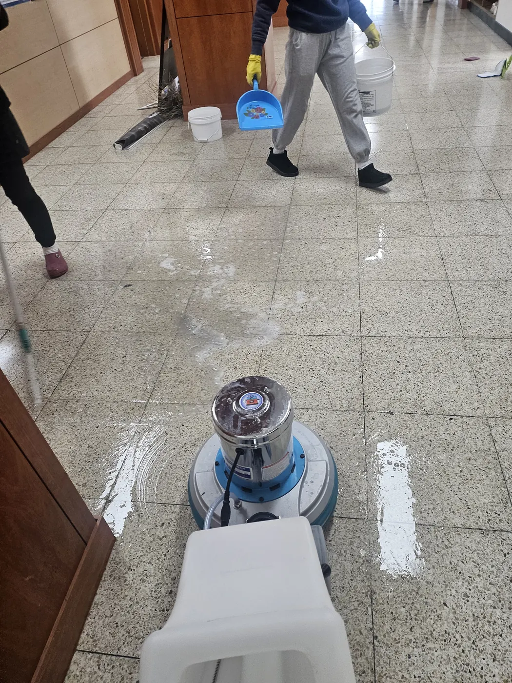 왁스 재코팅 — 구평동 학교청소 현장