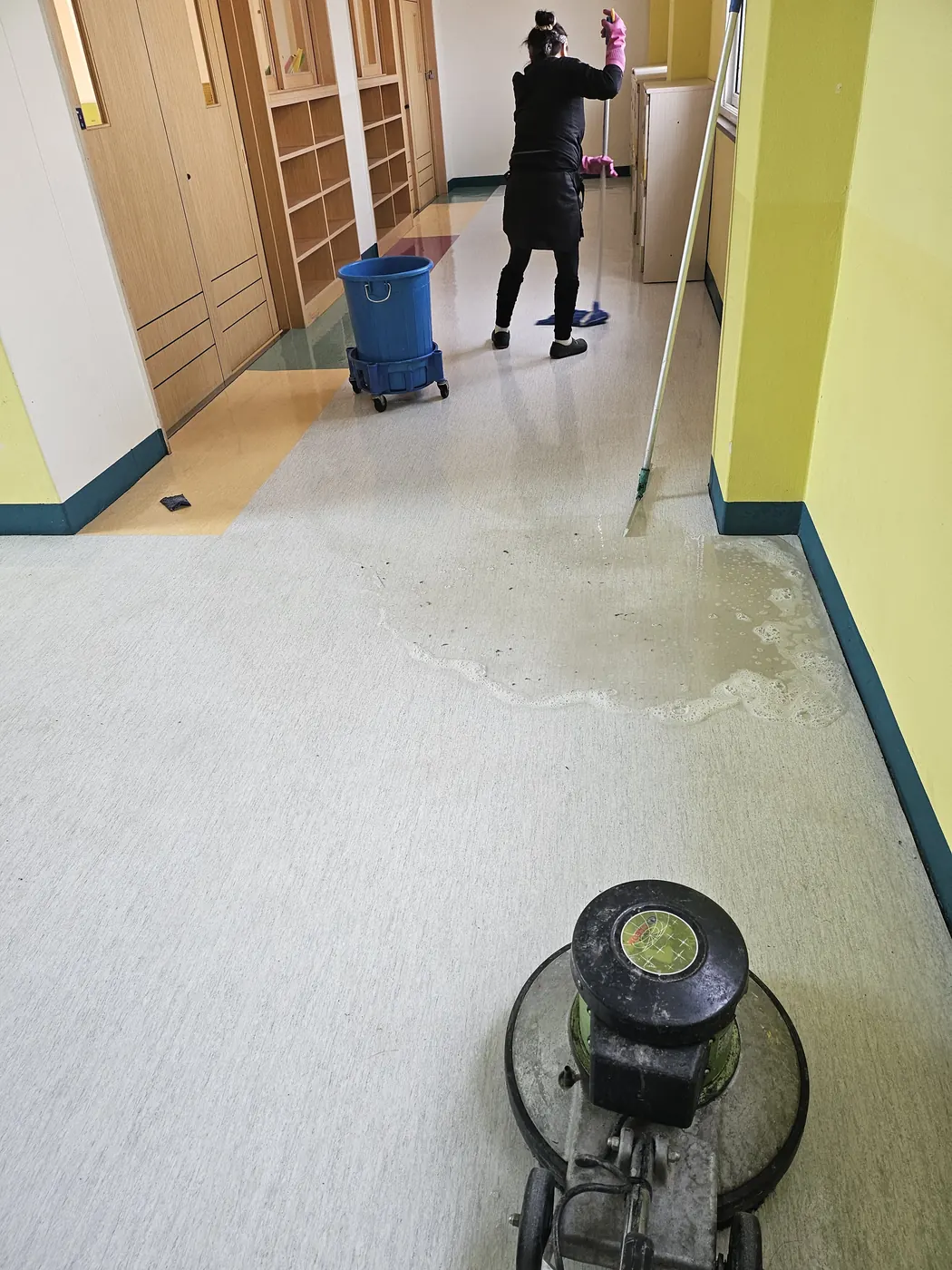 바닥 기계 세정 — 가천면 학교청소 현장