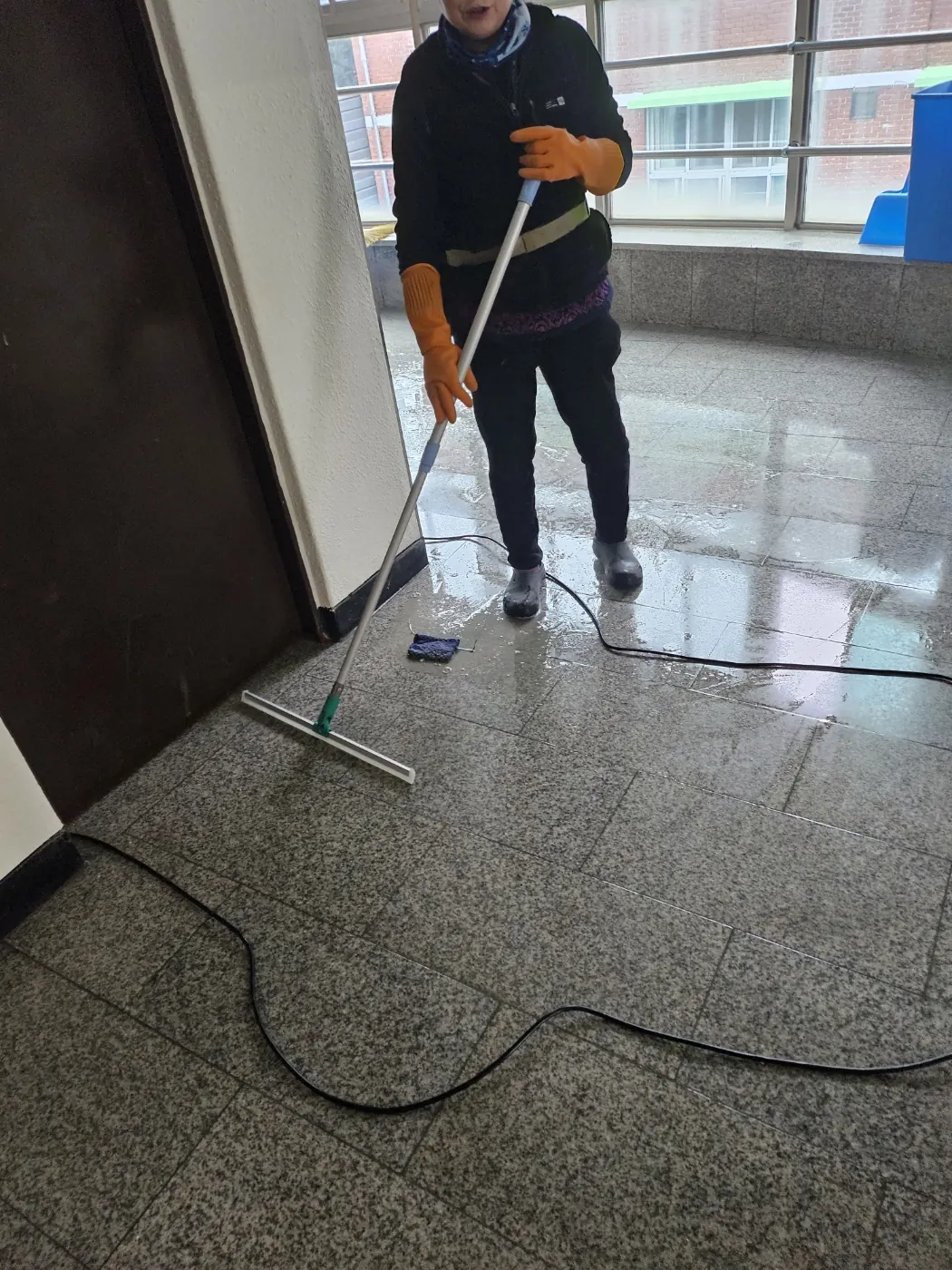 바닥 물걸레 마감 — 고령군 학교청소 현장