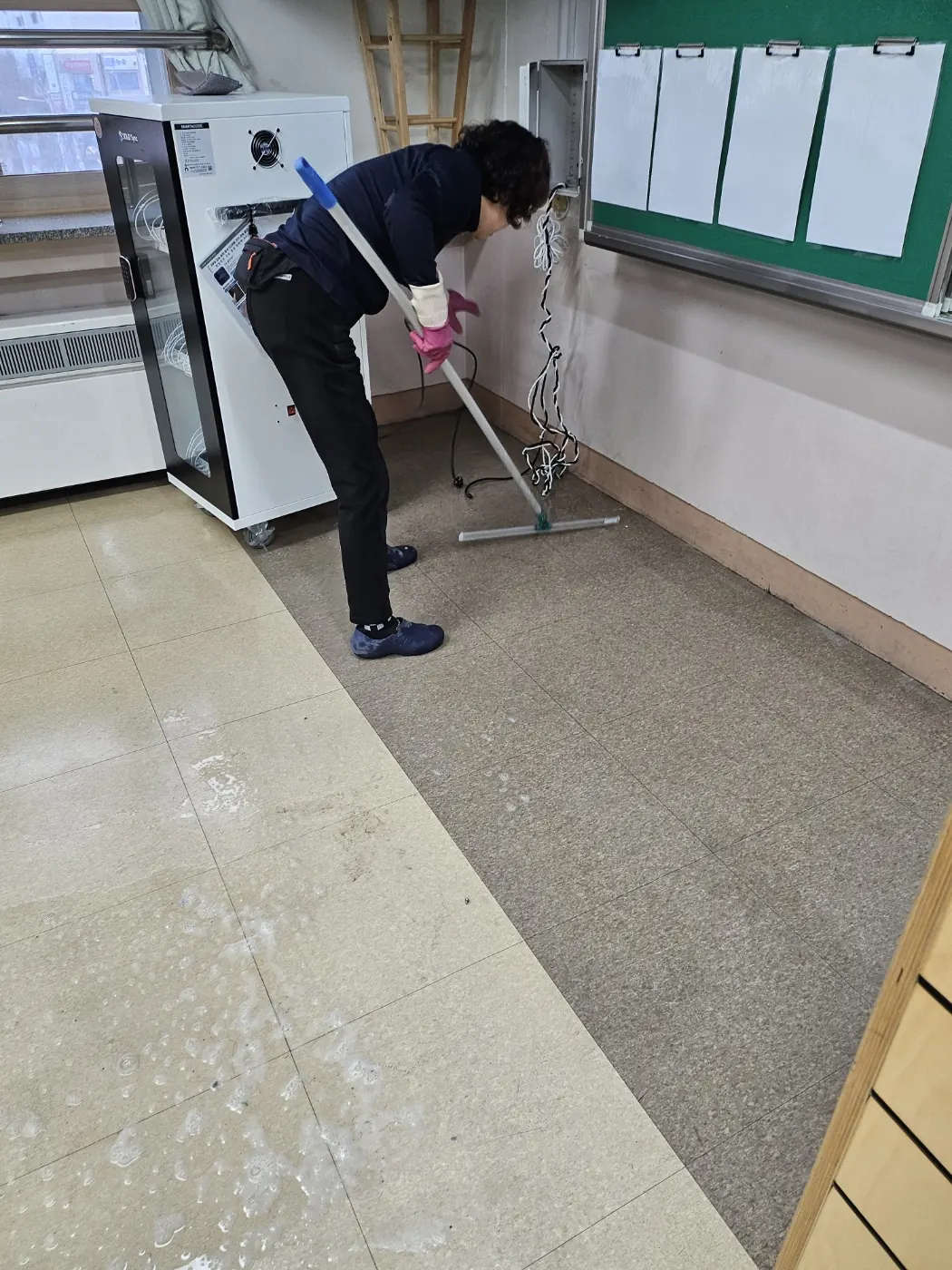 바닥 물걸레 마감 — 각북면 학교청소 현장