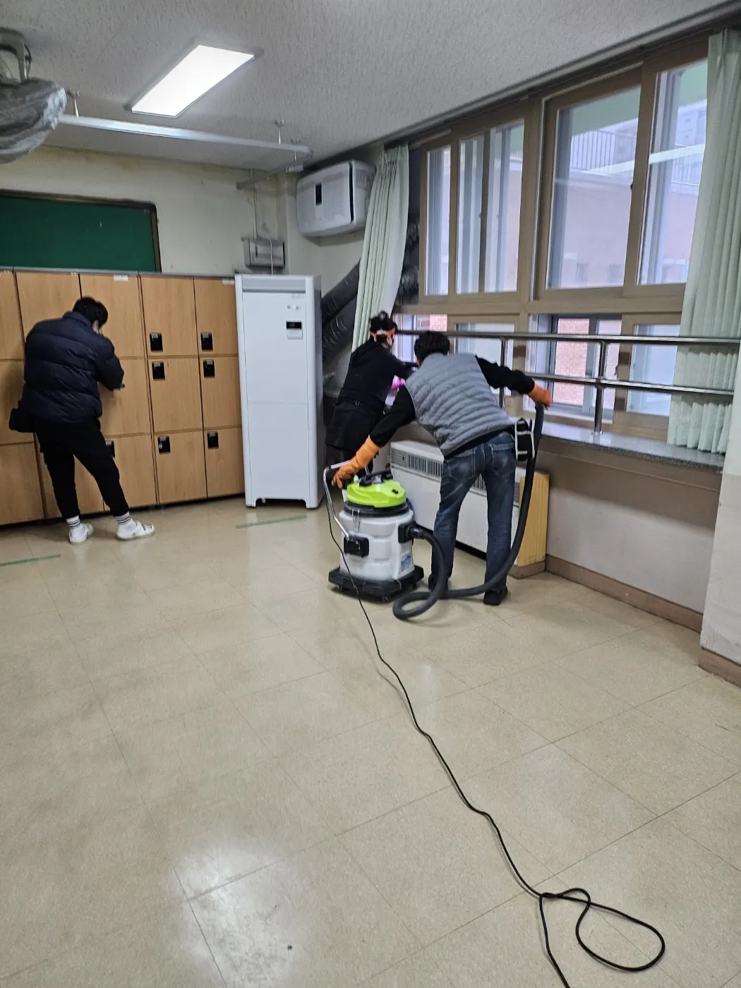 바닥 물걸레 마감 — 경주시 학교청소 현장