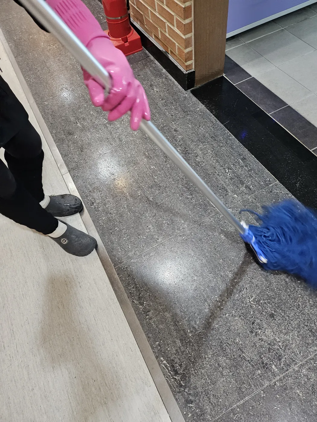 바닥 물걸레 마감 — 서면 학교청소 현장